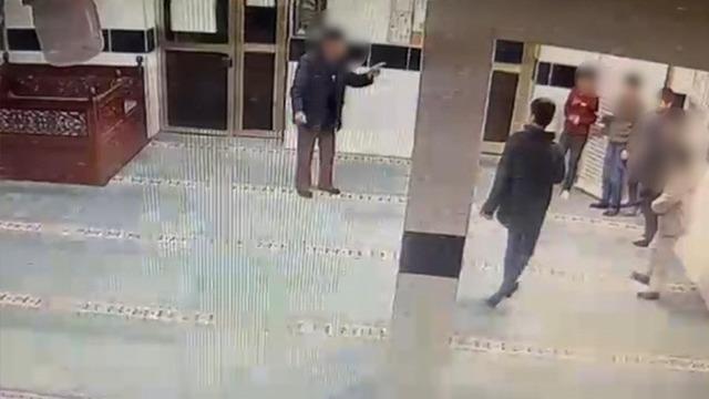 Camide skandal olay! Çocukları bıçakla uyardı