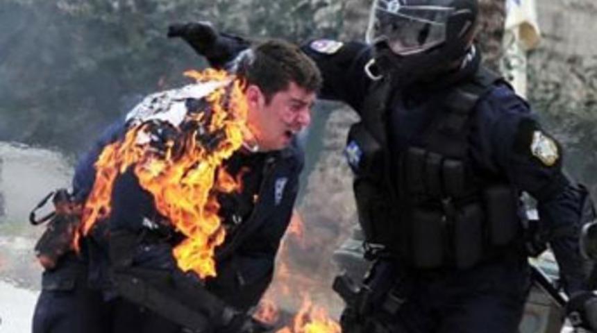 Atina'da polisi cayır cayır yaktılar