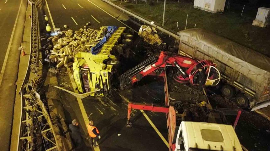 Tır ile kamyon çarpıştı, otoyol trafiğe kapandı