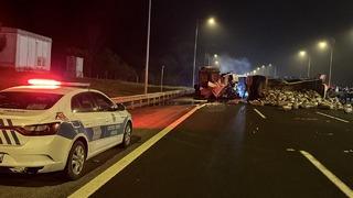 Anadolu Otoyolu'nda ağır tonajlı araçların karıştığı kazada 2 kişi yaralandı