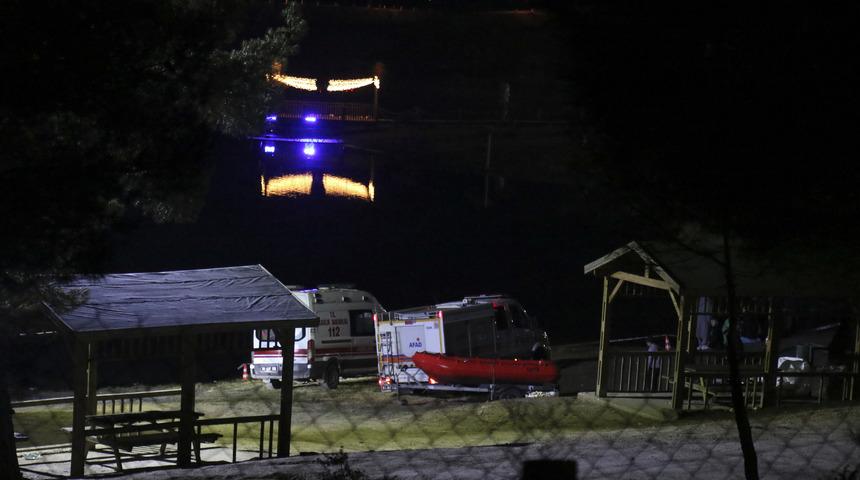 Uşak'ta gölete düşen otomobildeki 1 kişi kayboldu