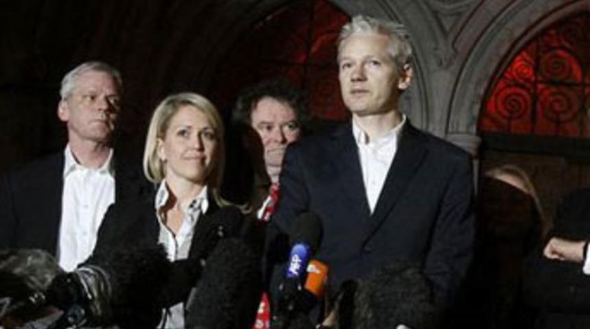 Assange  serbest bırakıldı