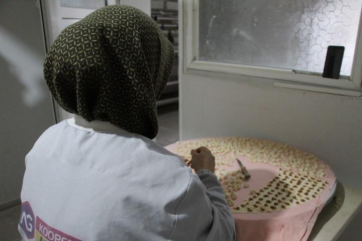 "İHTİYAÇ SAHİBİ KADINLAR ÇALIŞIYOR"