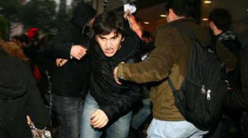 Emre Ak&ouml;z'e yumurtalı saldırı!