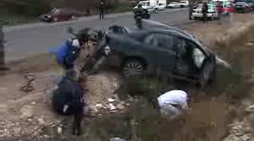 TIR otomobile &ccedil;arptı: 4 &ouml;l&uuml;