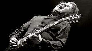 Efsane gitarist ölü bulundu