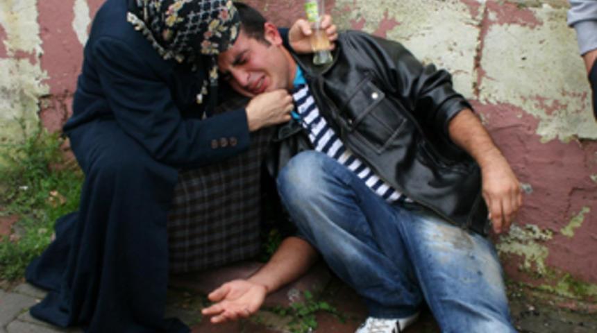 Liseli gen&ccedil; sokakta bı&ccedil;aklandı