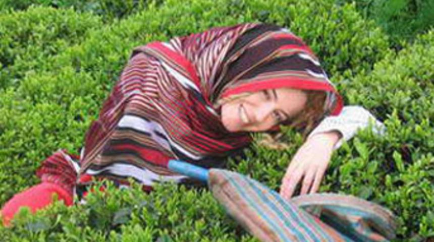 &Ccedil;ay bah&ccedil;esinde &ccedil;alışan kadın idrar ka&ccedil;ırmıyor