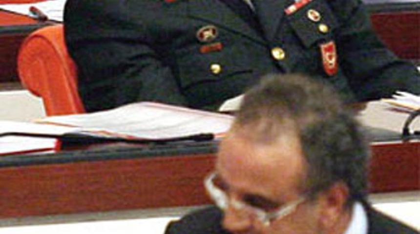 Asker Sırrı Sakık'a b&ouml;yle baktı