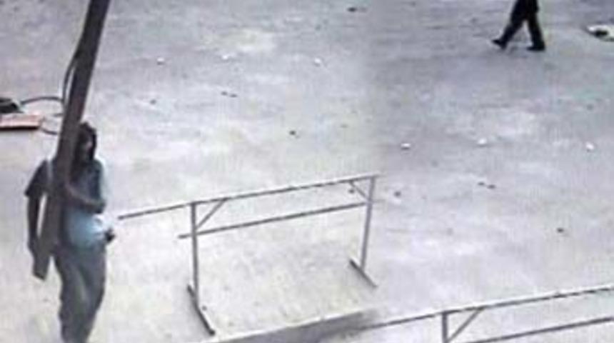 Hırsız g&ouml;r&uuml;nt&uuml;lenmek i&ccedil;in başına poşet taktı