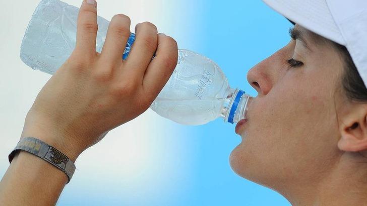 4. YETERLİ MİKTARDA SU İÇMEMEK