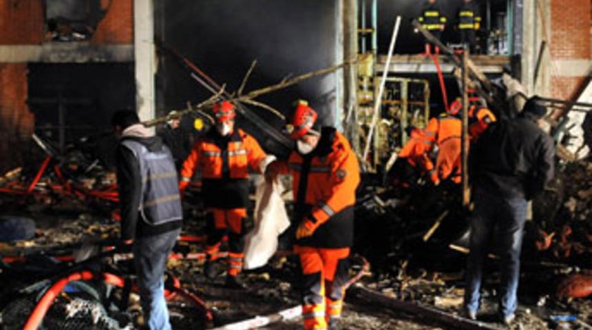 Ceset par&ccedil;alarını ailesi elleriyle topladı