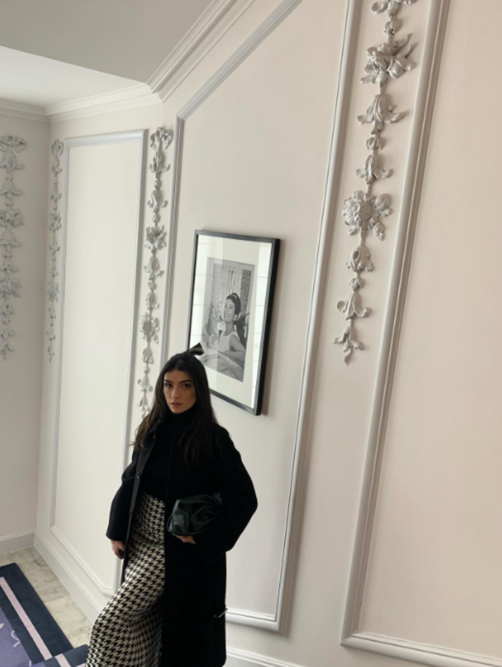 İnci Taneleri'nin Dilber'i Hazar Ergüçlü'nün Londra pozları çok konuşuldu! "Aşağıdan çek hele..." G5