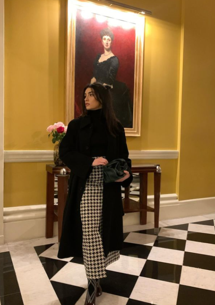 İnci Taneleri'nin Dilber'i Hazar Ergüçlü'nün Londra pozları çok konuşuldu! "Aşağıdan çek hele..." G2