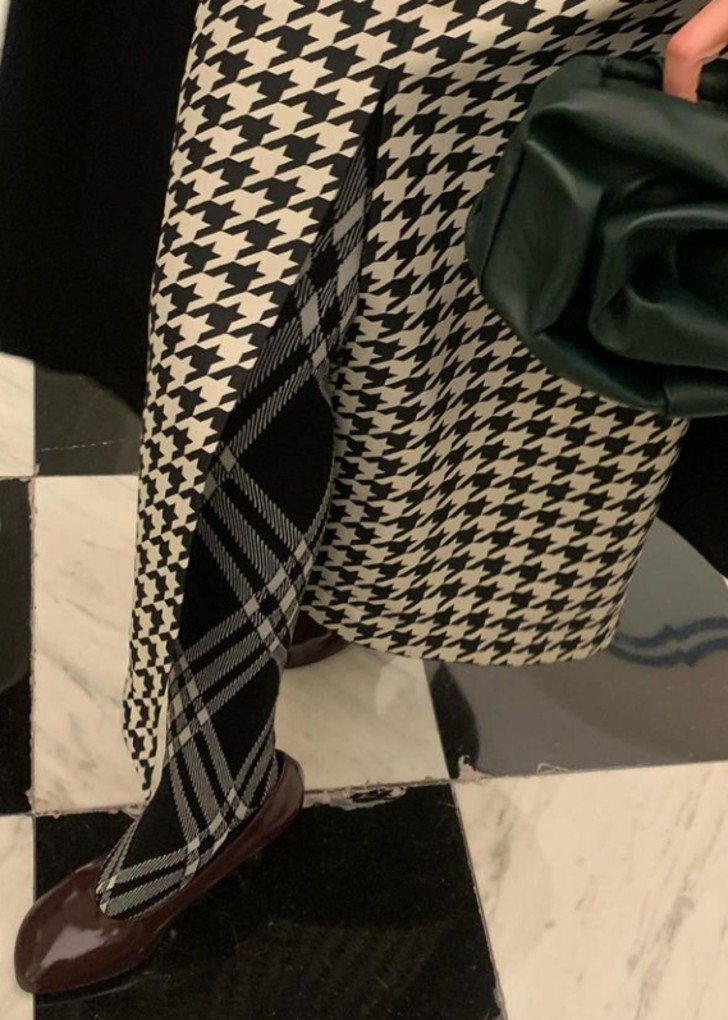 İnci Taneleri'nin Dilber'i Hazar Ergüçlü'nün Londra pozları çok konuşuldu! "Aşağıdan çek hele..." G3