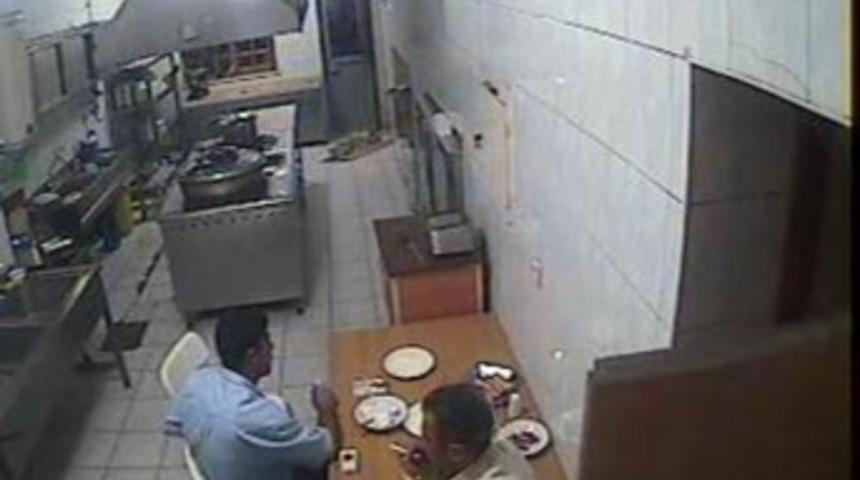 Katiliyle aynı masada!