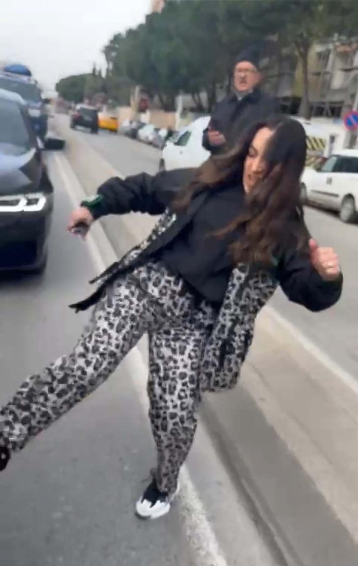 "Zenginler böyle demek ki" diyerek kaydetti... Kadın sürücü meydan okudu: Arkadan çarpıp tekmeledi, yetmedi takip edip önünü kesti!  G1