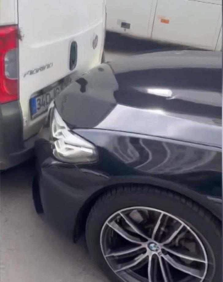 "Zenginler böyle demek ki" diyerek kaydetti... Kadın sürücü meydan okudu: Arkadan çarpıp tekmeledi, yetmedi takip edip önünü kesti!  G2