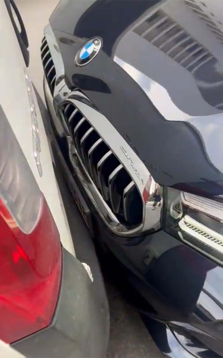 "Zenginler böyle demek ki" diyerek kaydetti... Kadın sürücü meydan okudu: Arkadan çarpıp tekmeledi, yetmedi takip edip önünü kesti!  G3