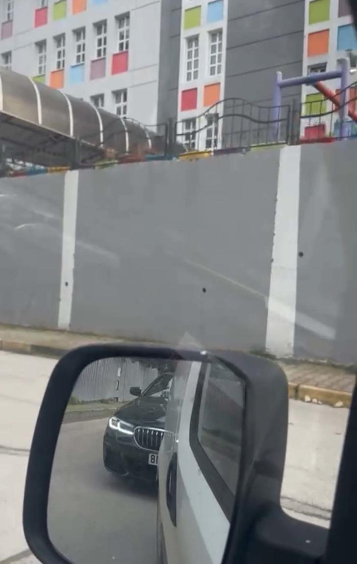 "Zenginler böyle demek ki" diyerek kaydetti... Kadın sürücü meydan okudu: Arkadan çarpıp tekmeledi, yetmedi takip edip önünü kesti!  G4