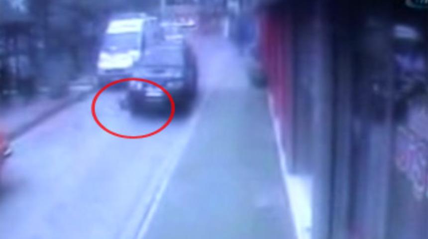 Otomobil &ccedil;ocuğa b&ouml;yle &ccedil;arptı!