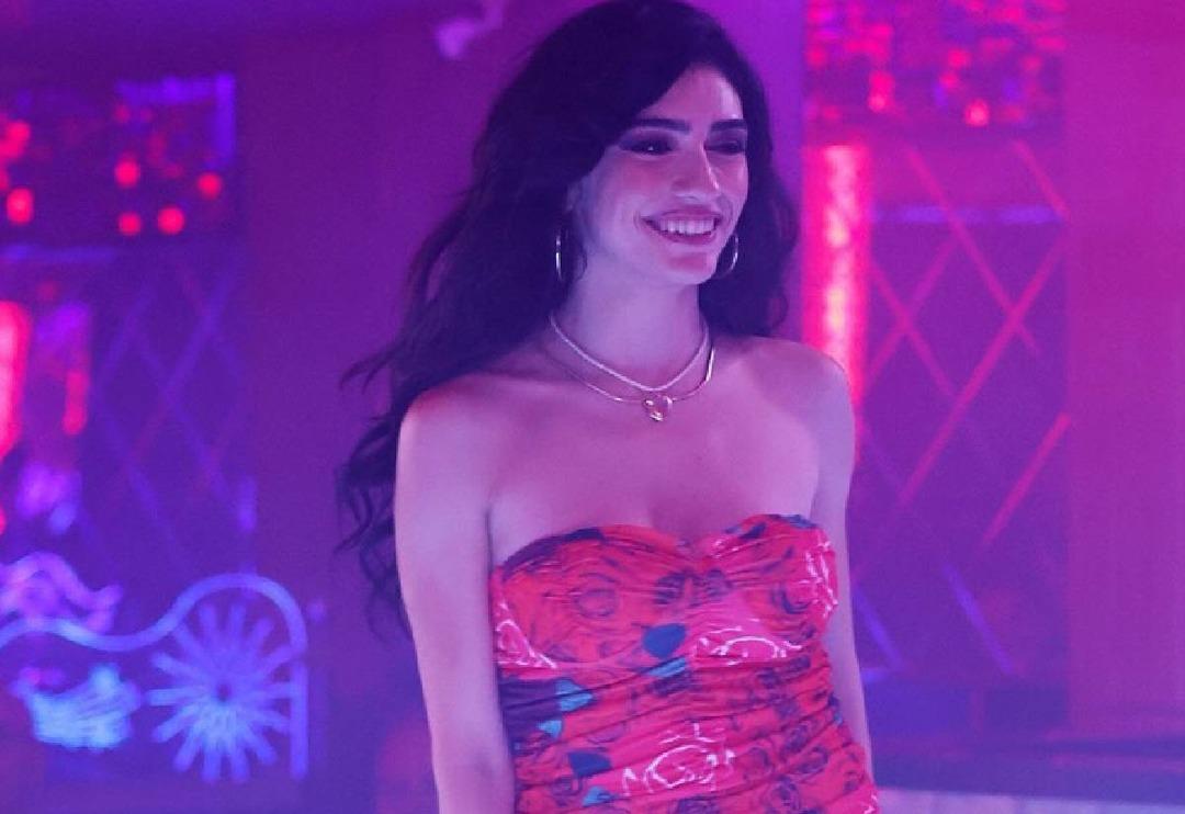 İnci Taneleri'nin Dilber'i Hazar Erg&uuml;&ccedil;l&uuml;'n&uuml;n Londra pozları &ccedil;ok konuşuldu! "Aşağıdan &ccedil;ek hele..."