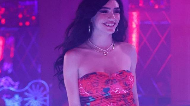 İnci Taneleri'nin Dilber'i Hazar Ergüçlü'nün Londra pozları çok konuşuldu! Aşağıdan çek hele...