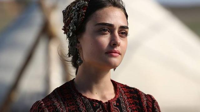 Birkan Sokullu ve Esra Bilgiç'in yeni filmi 'Romantik Hırsız'ın fragmanı gündemde! Esra ateş ediyor