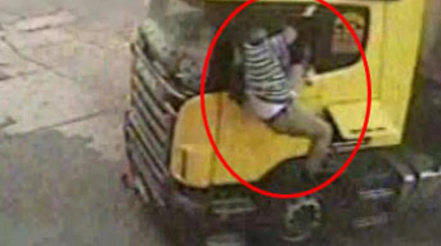 Kaza anı g&uuml;venlik kamerasında!