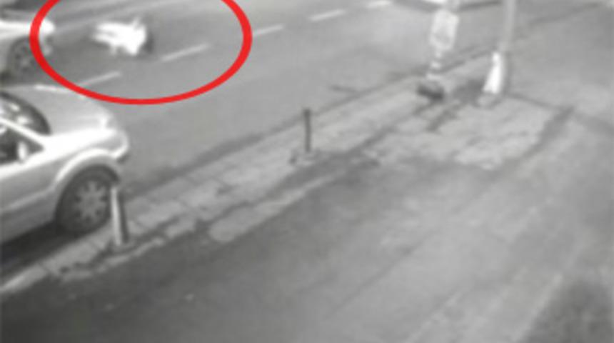 Otomobil &ccedil;arptı, karşı şeride u&ccedil;tu!