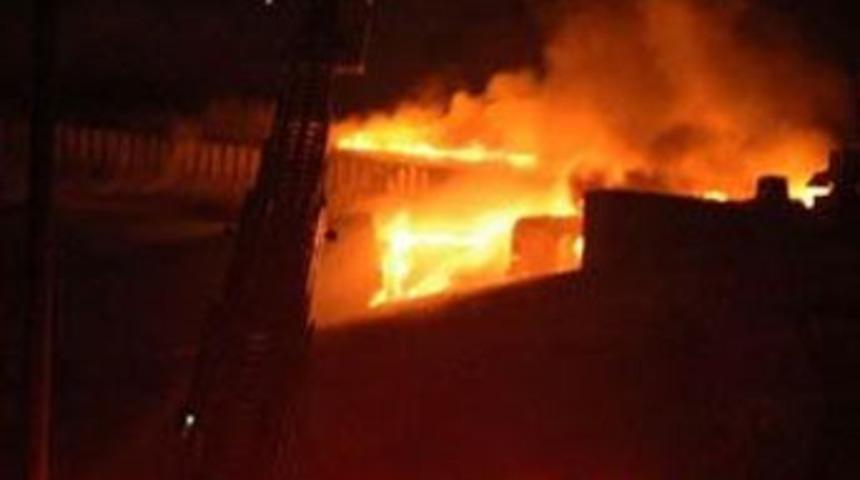 Flaş...AVM'de korkutan yangın