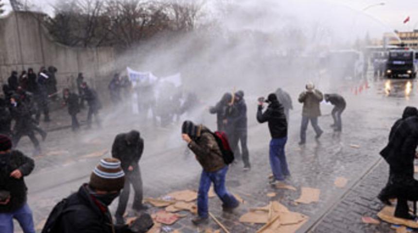 Flaş...Ankara'da öğrencilere polis müdahalesi