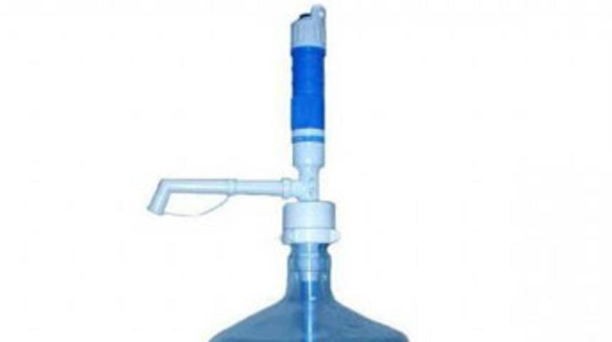 Pilli su pompası bomba gibi patladı