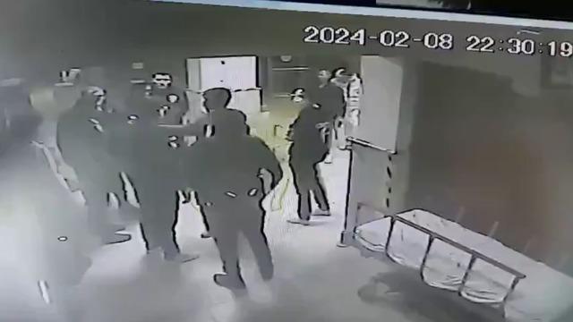 Ağabeyini tedavi eden doktora saldırdı, o anlar kamerada