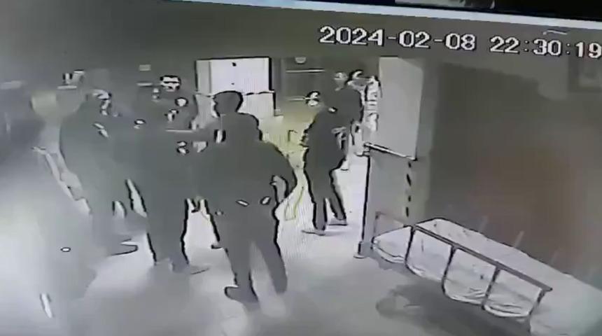 Ağabeyini tedavi eden doktora saldırdı, o anlar kamerada