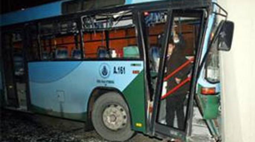 Halk otob&uuml;s&uuml; ge&ccedil;ide &ccedil;arptı: 19 yaralı