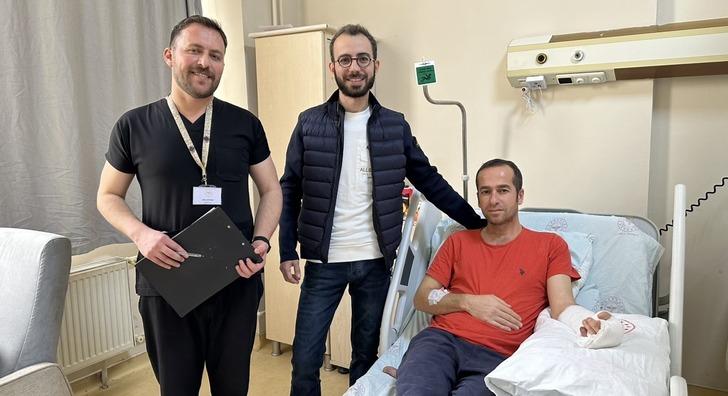 Devrim gibi ameliyat: İlk defa yapıldı! 6 saat süren zorlu ameliyatla tamamen kopan parmağına kavuştu G5