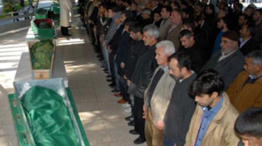 5 kişi yan yana g&ouml;m&uuml;ld&uuml;