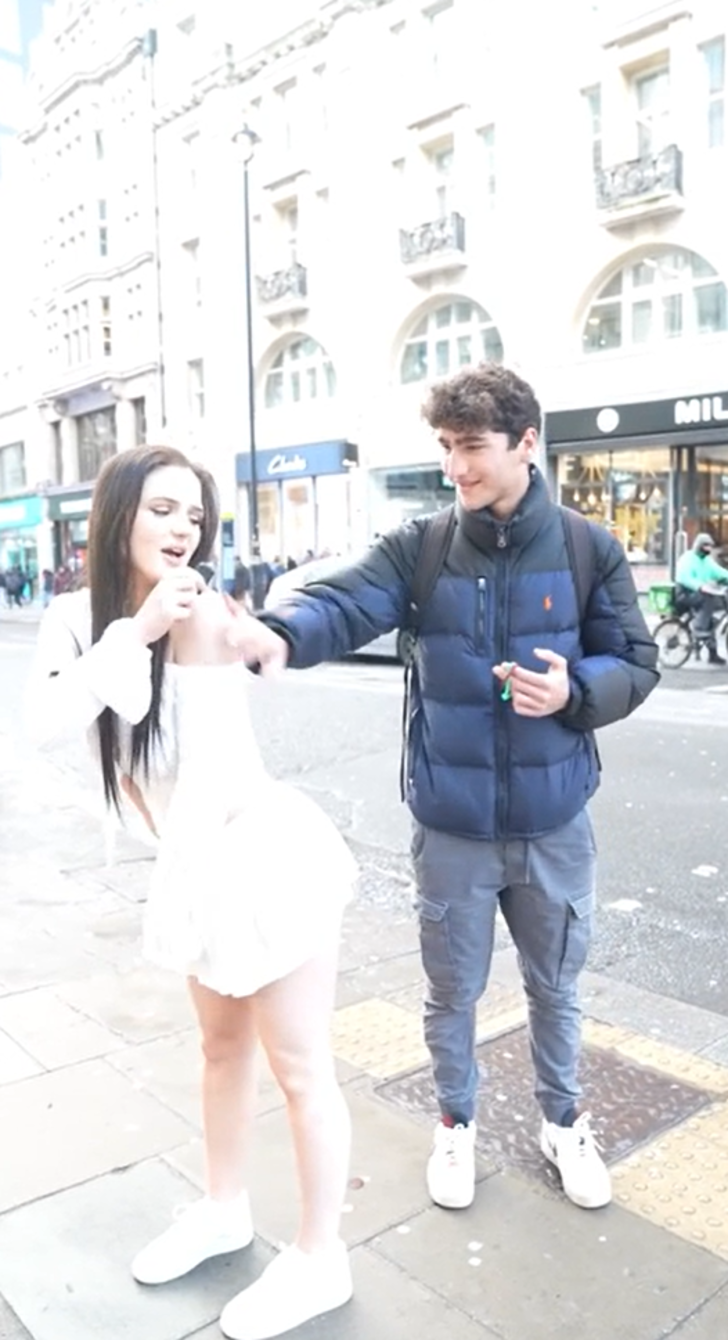  İngiltere'de 'Kiss or slap' bir Türk'e denk gelirse... O anlar sosyal medyada viral oldu G3