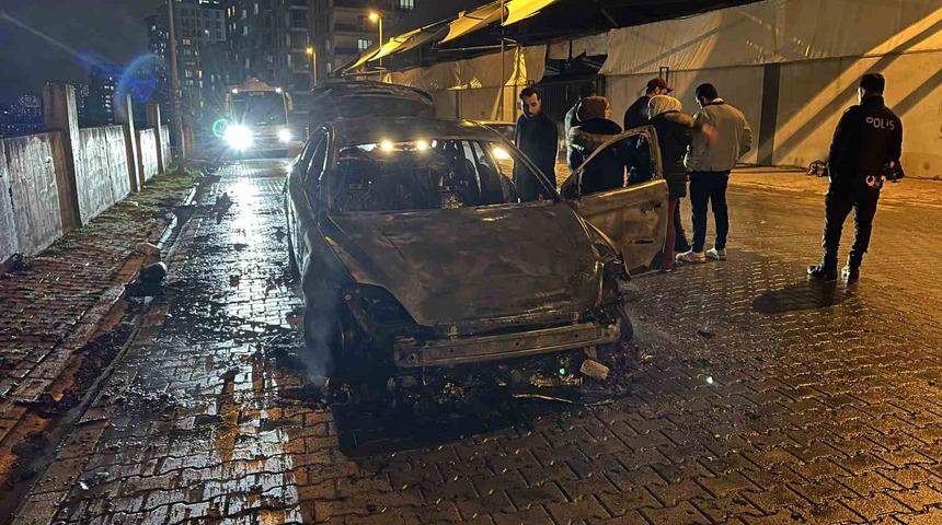 Esenyurt&rsquo;ta otomobil alev topuna d&ouml;nd&uuml;