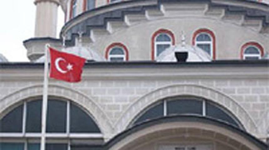 Bir baktılar bayrak dalgalanmıyor