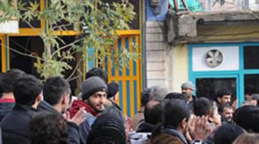 Birahaneyi taşladılar