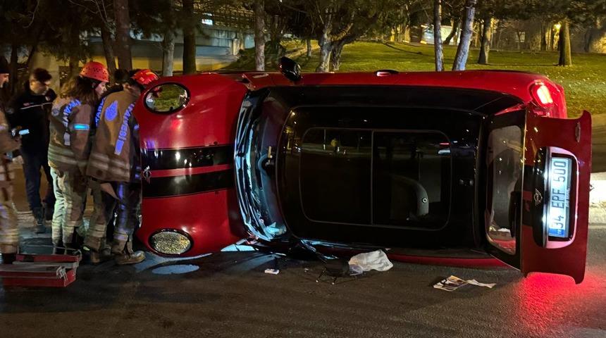 Bakırköy'de devrilen otomobilin sürücüsü yaralandı