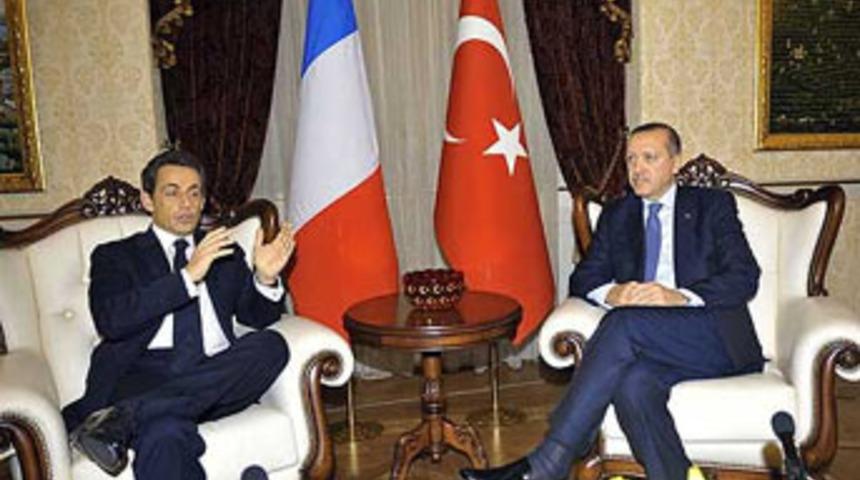 Sarkozy'den ilgin&ccedil; protokol jesti