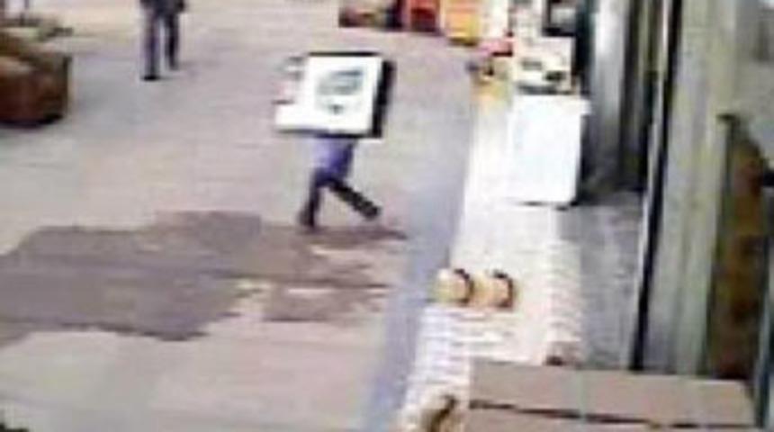 Boyundan b&uuml;y&uuml;k televizyonu &ccedil;aldı