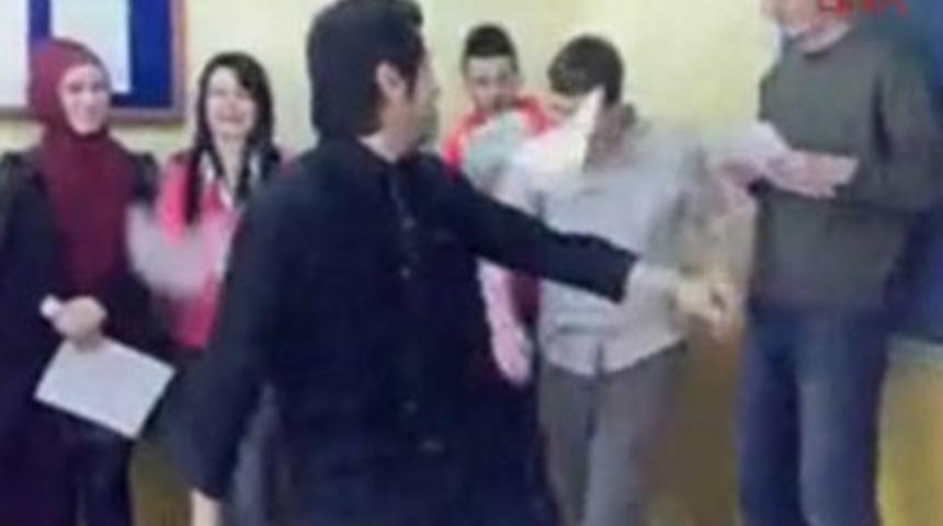 T&uuml;rkiye bu &ouml;ğretmeni konuşuyor