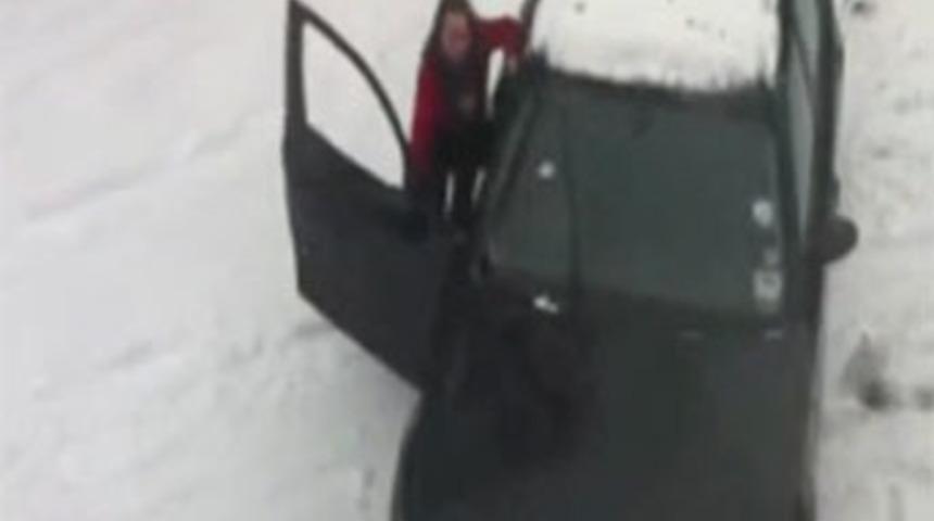 Kadın s&uuml;r&uuml;c&uuml;den ilgin&ccedil; y&ouml;ntem!