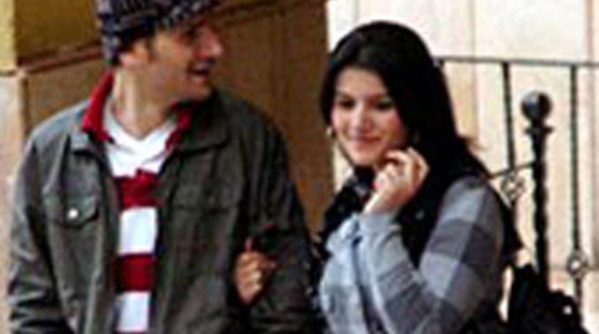 Tecav&uuml;z davasından kol kola &ccedil;ıktılar