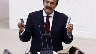 Meclis kürsüsüne gaz bombası ile çıktı