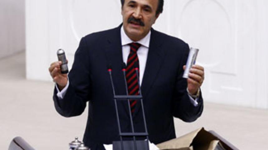 Meclis kürsüsüne gaz bombası ile çıktı